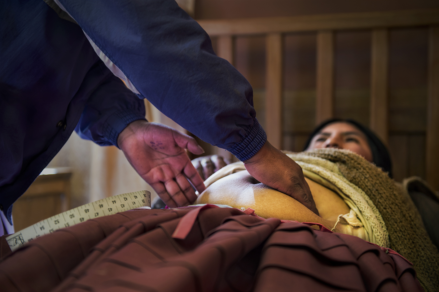 Médico examinando a una persona