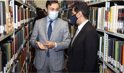 Personas hablando en una biblioteca