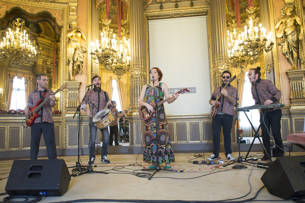 Grupo musical tocando en palacio
