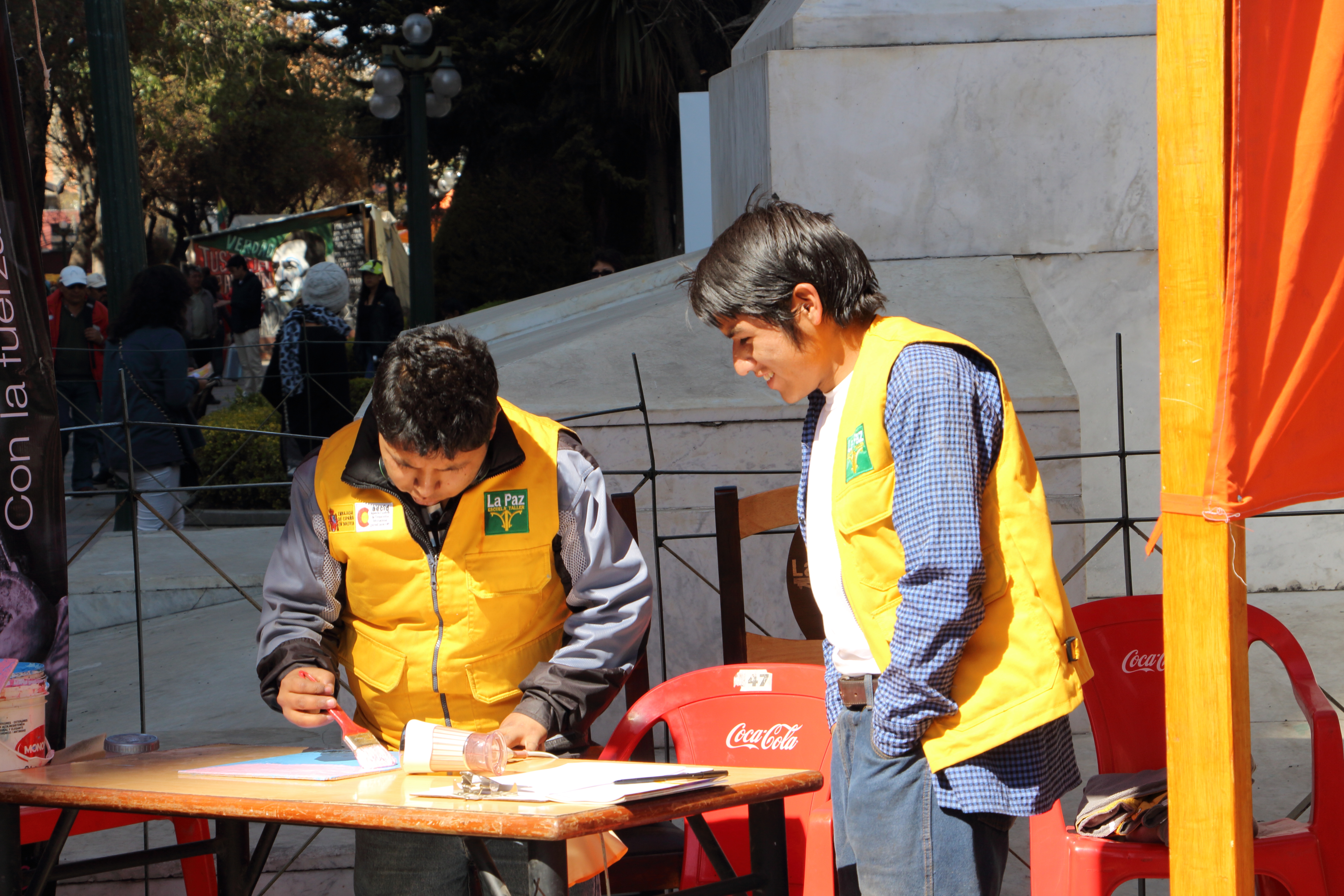 Conversando detrs de los vitrales