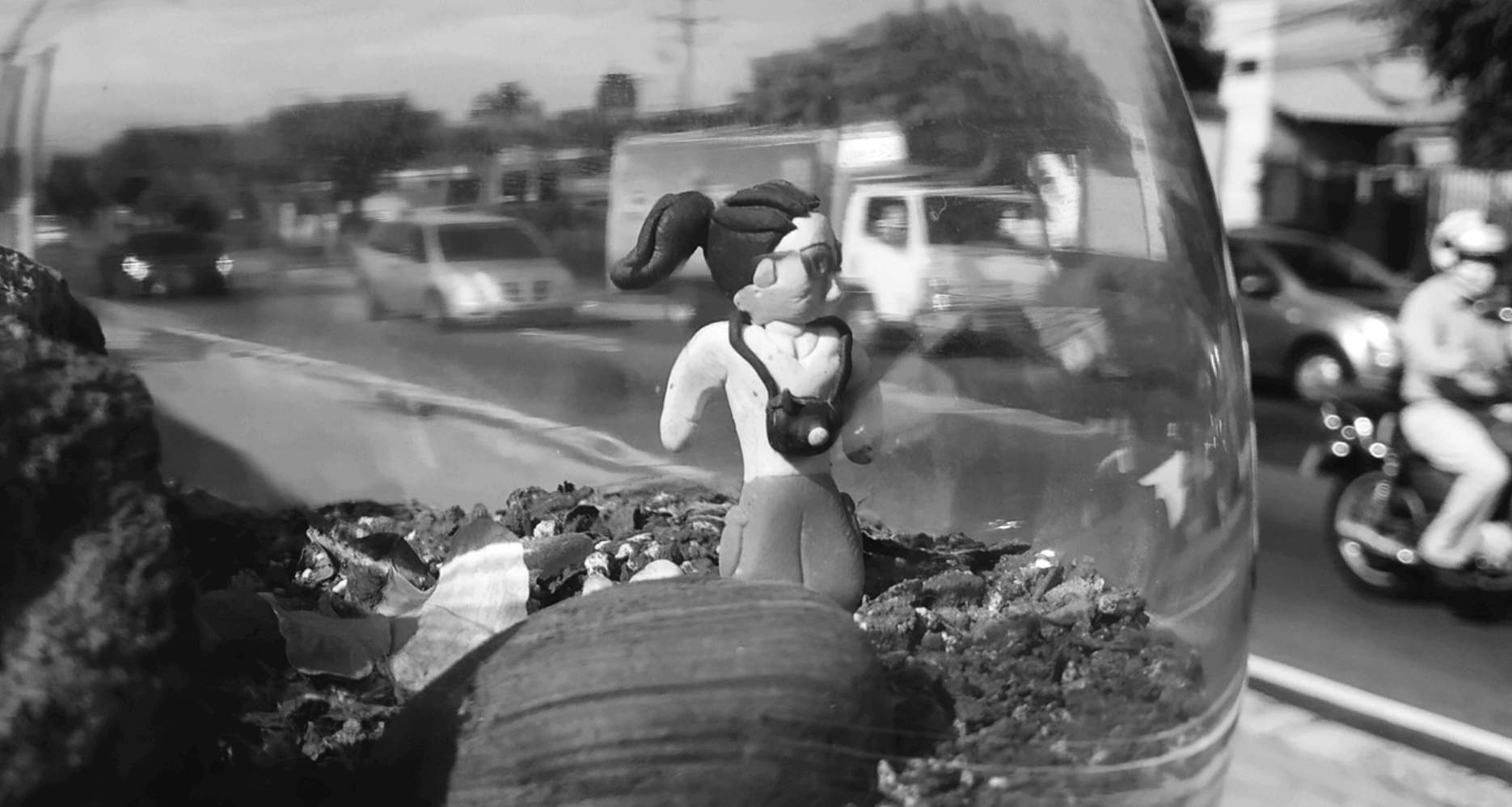 Muñeca de plastilina dentro de copa de cristal