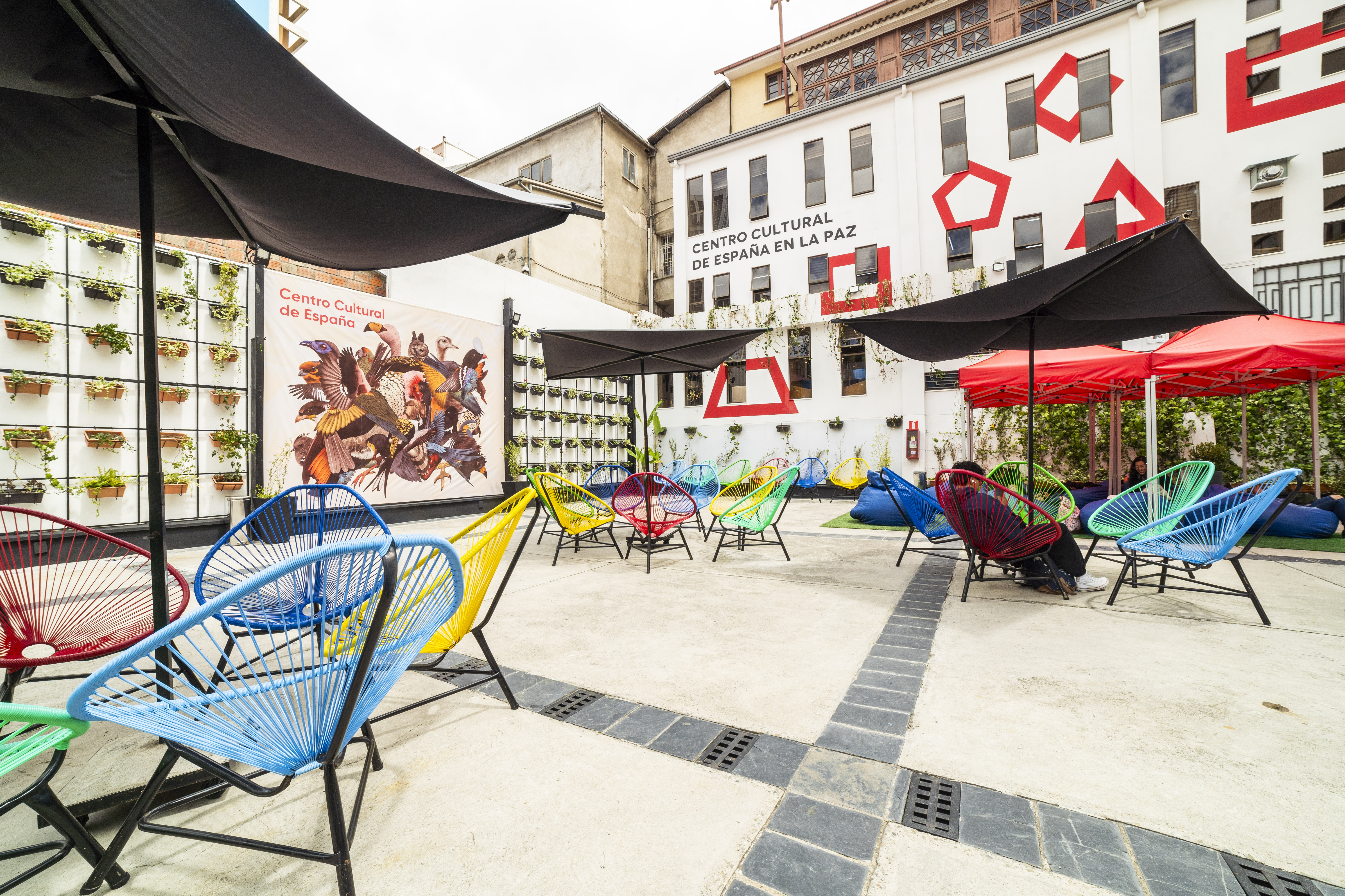 Espacio al aire libre con sillas y sombrillas