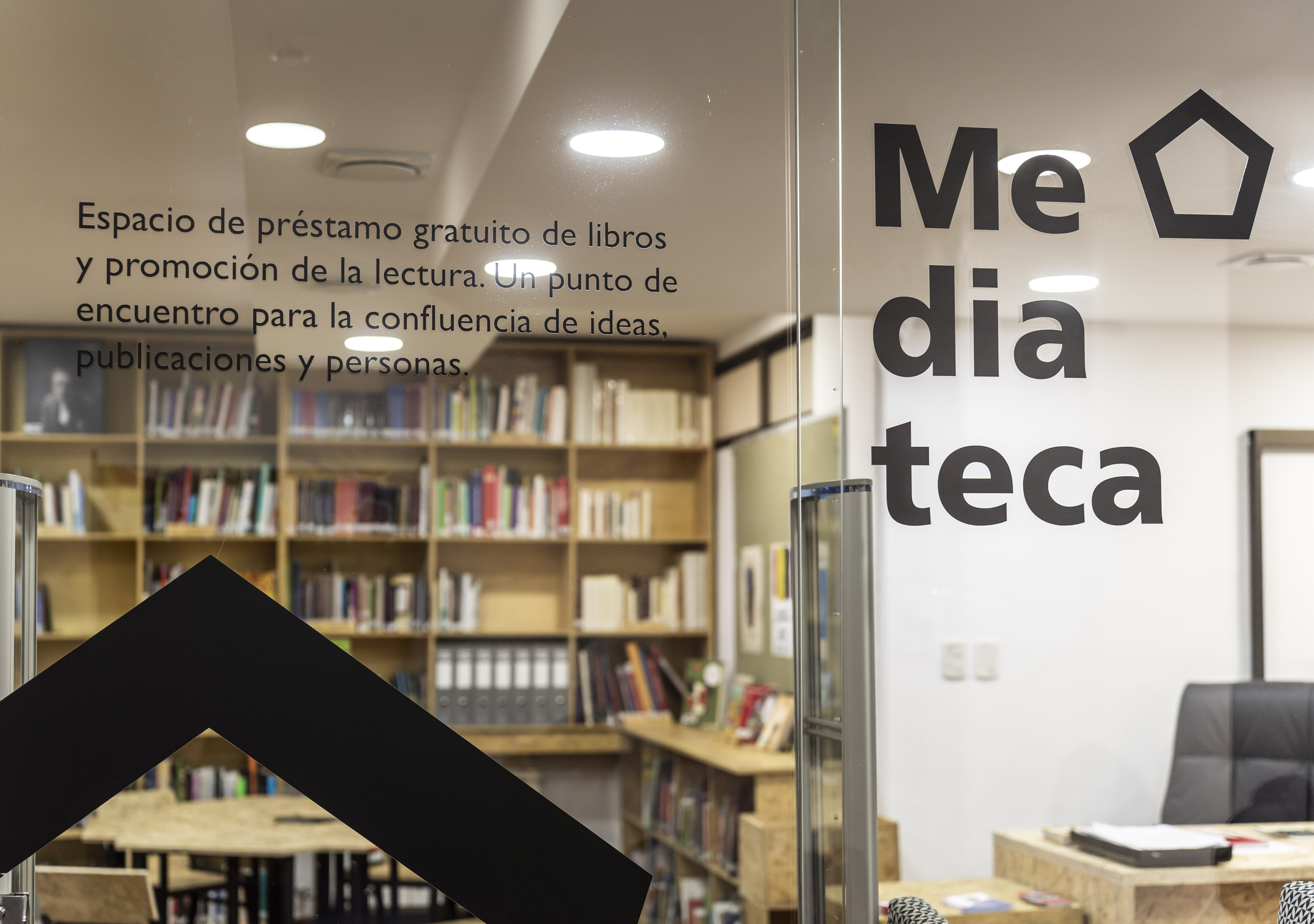 Cristalera de entrada a la Mediateca