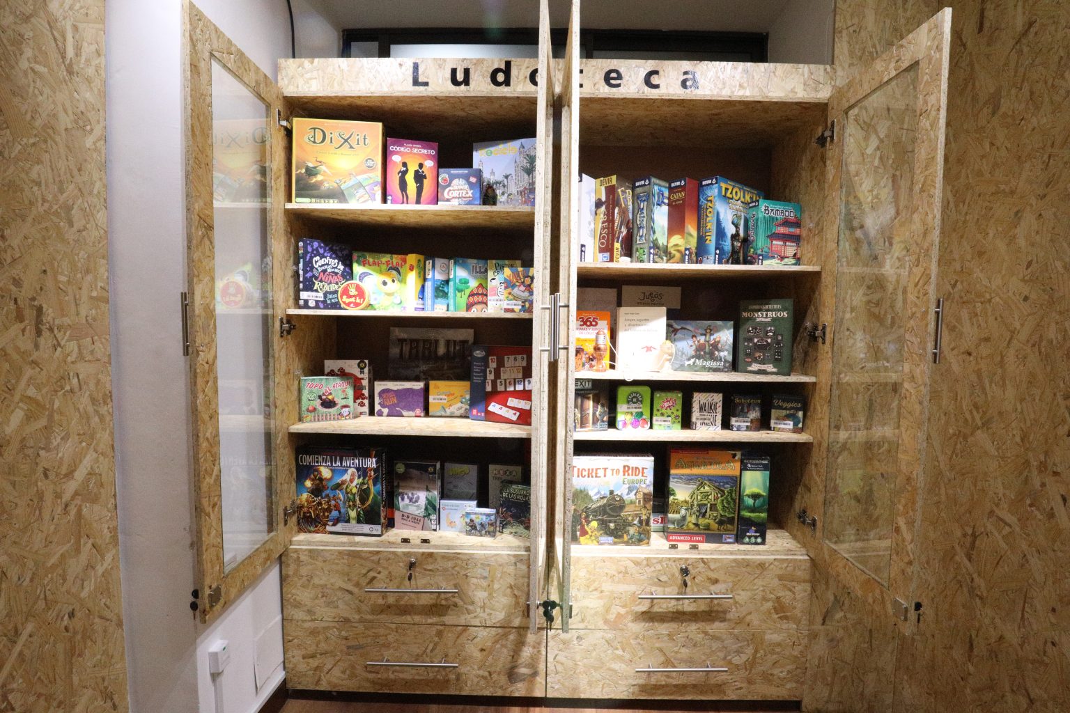 Estantería con libros con cartel de ludoteca